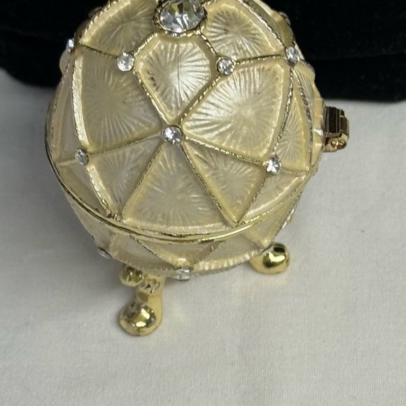 Egg Trinket Box Gold Tone Diamond Pattern Enamel & Rhinestone Magnet Clo… - Picture 7 of 9